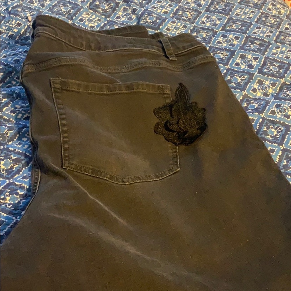 Low-rise Girlfriend-cut, black denim jeans. 🖤🖤
